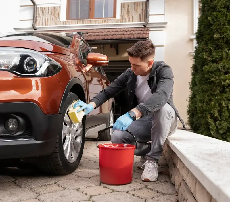 Lavage auto à domicile Pouques-Lormes : professionnel intervenant sur un véhicule